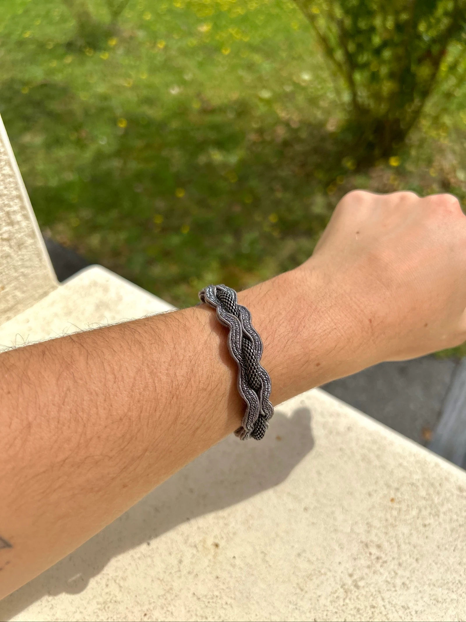 Licht aanpasbare grijze metallic verweven armband Dori Csengeri – photo 15